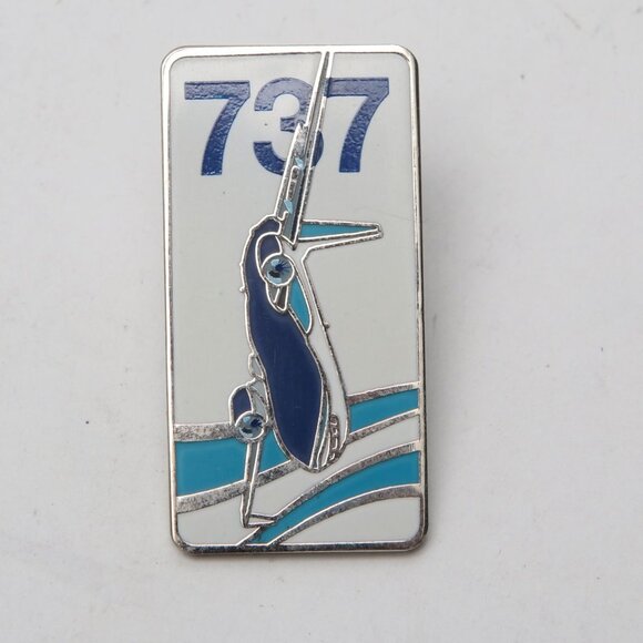 Boeing 737 Airplane Enamelled Pin Flying Travel Metal Glossy White Navy Blue - Picture 5 of 5
